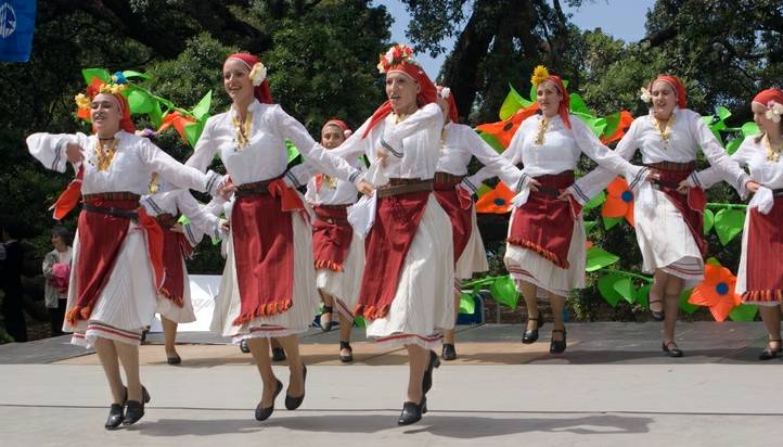 Bulgarian Roses dancers